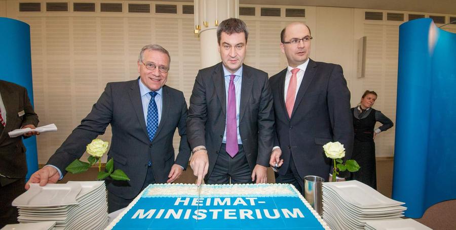 Feier mit Torte: Heimatministerium eröffnet in Nürnberg