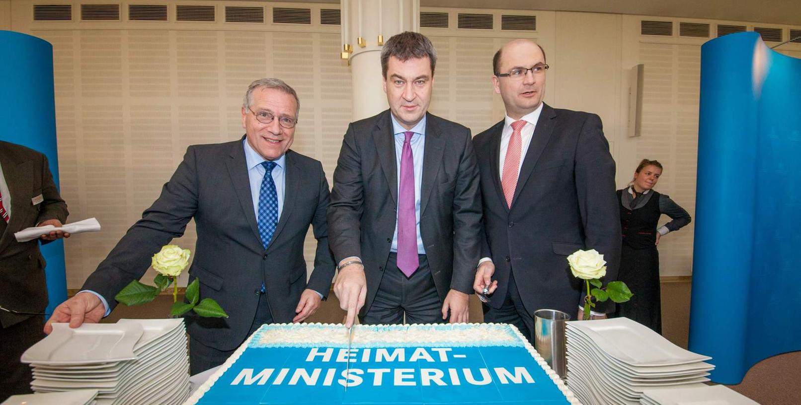 Zu jeder Feier gehört eine Torte: Johannes Hintersberger, Markus Söder und Albert Füracker schneiden sie an.