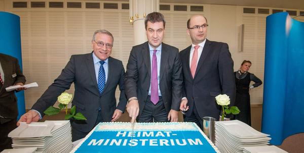 Das scheint zu wirken. Von 2013 bis 2018 war er Bayerischer Staatsminister der Finanzen, für Landesentwicklung und Heimat. Am 20. Februar 2014 schnitt Söder die Eröffnungs-Torte im Heimatministerium am Lorenzer Platz in Nürnberg an - ein Standort, für den er sich intensiv eingesetzt hatte.