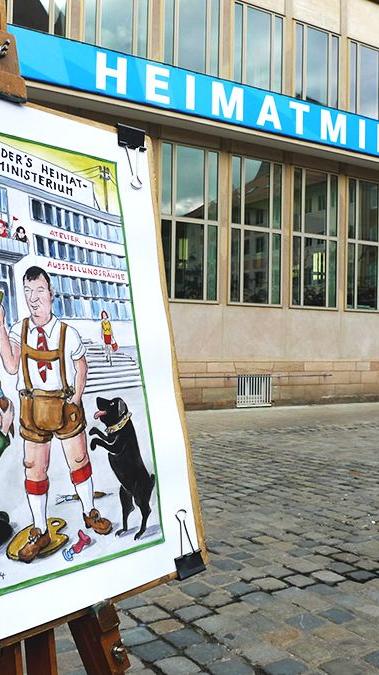 Doch nicht überall war die Begeisterung über das neue Ministerium groß. Neben einem Karikaturisten (siehe Bild) äußerte sich auch Solid kritisch. Mit Botschaften wie "Good Night, Bavarian Pride" standen sie auf dem Lorenzer Platz.
