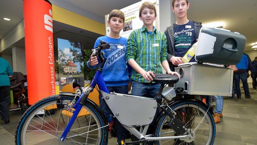 Andreas Merk (links), Benedikt Wies (Mitte) und Daniel Bock von der Staatlichen Realschule Wassertrüdingen haben ein Hightech-Bike entwickelt.