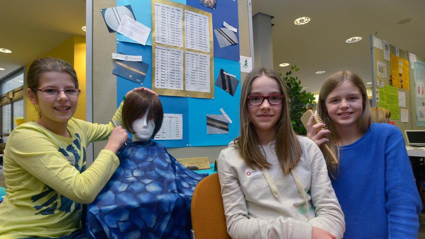 Katharina Reif (links), Elena Wölfel (Mitte) und Felicia Engelhardt vom Gymnasium Eckental haben sich mit Haarspaltereien beschäftigt.
