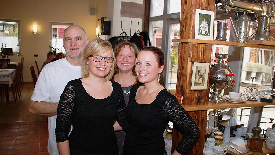 In Zirndorf hat sich rasch herumgesprochen, dass man sich das neue Café mal anschauen sollte: Robert und Elke Eder, hier mit den beiden Töchtern Lisa und Hanna (rechts), haben sich damit einen Traum verwirklicht. In Zirndorf hat sich rasch herumgesprochen, dass man sich das neue Café mal anschauen sollte: Robert und Elke Eder, hier mit den beiden Töchtern Lisa und Hanna (rechts), haben sich damit einen Traum verwirklicht.