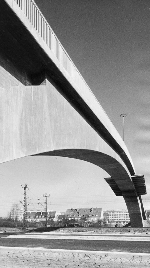 Die Schönheit der modernen Brückenkonstruktion des Leiblsteges beweist dieses Bild. Im Vordergrund die neue Schnellstraße und die Bahnlinie nach Fürth. Hier geht es zum Artikel: "Brücke heißt jetzt Leiblsteg"