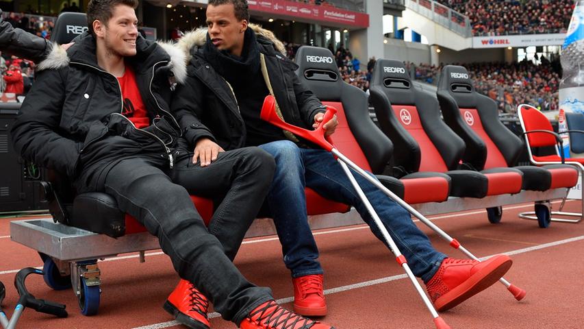 Die Langzeitverletzten Daniel Ginczek und Timothy Chandler sind im Stadion, um ihre Mannschaft im Abstiegskampf zu unterstützen.