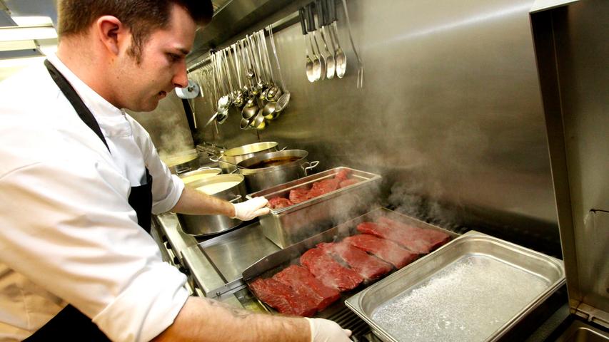 Früher am Tag, dreieinhalb Stunden vor Showbeginn um 19.30 Uhr, zischt es in der Küche. Das Fleisch für den Abend wird scharf angebraten – 35 bis 40 Kilo täglich.
