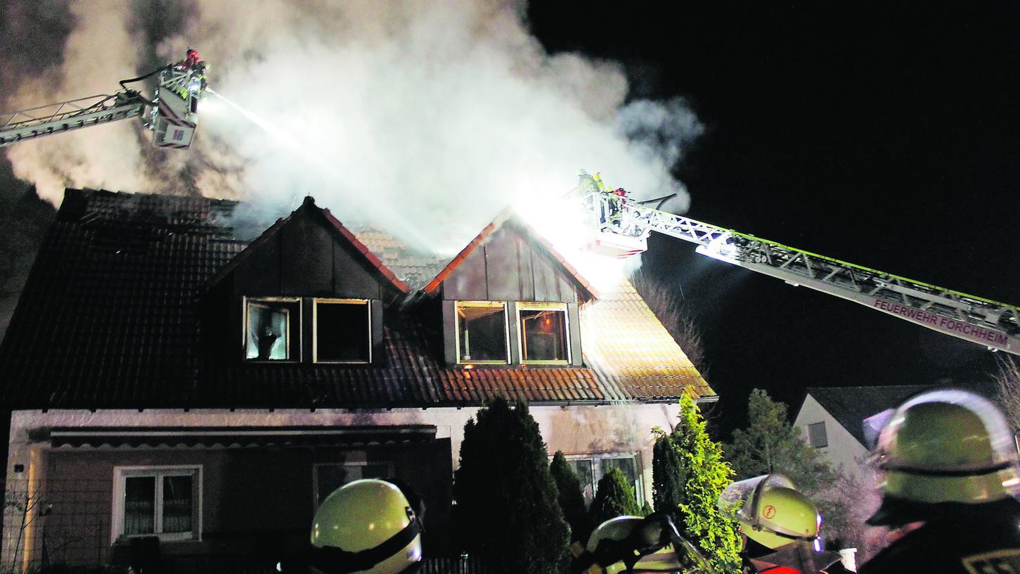 Beim Brand eine Mehrfamilienhauses in Effeltrich erlitten zwei Jugendliche leichte Rauchgasvergiftungen. Das Feuer hatte sich vom Obergeschoss auf den Dachstuhl ausgebreitet.