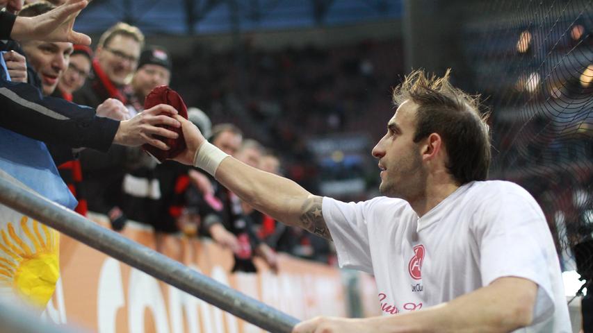 Beim 1:0-Sieg in Augsburg im Februar 2014 bestritt Pinola sein 250. Pflichtspiel für den 1. FC Nürnberg. Das dieses mit einem Auswärtssieg im fränkisch-schwäbischen Derby gekrönt wurde, dürfte dem Argentinier besonders geschmeckt haben.