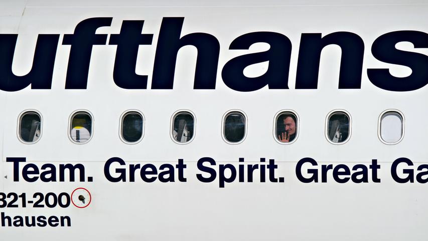 Auch wenn die sportliche Führung mit dem Abschneiden nicht zufrieden ist, gibt's Lob von der Lufthansa, die extra einen Slogan auf die Sondermaschine lackiert hat.