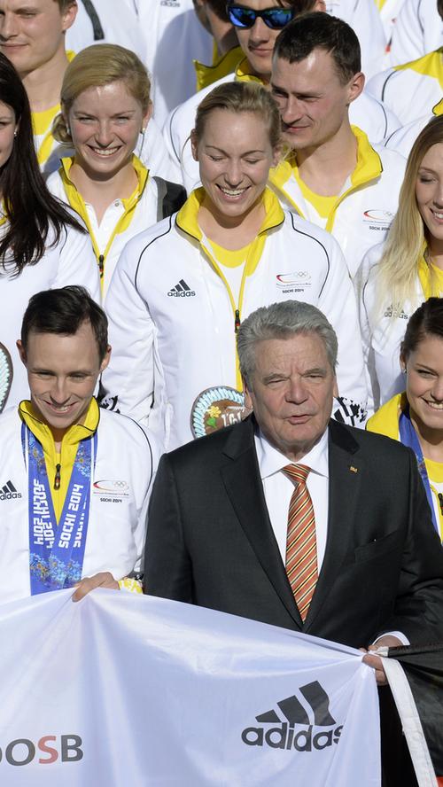 Mittendrin ist wie immer Joachim Gauck. Der Bundepräsident hat sogleich Trost für das deutsche Team übrig, das die Medaillenvorgaben in Sotschi deutlich verpasst hatte: „Ich bin auch Präsident der Pechvögel und Verlierer.“