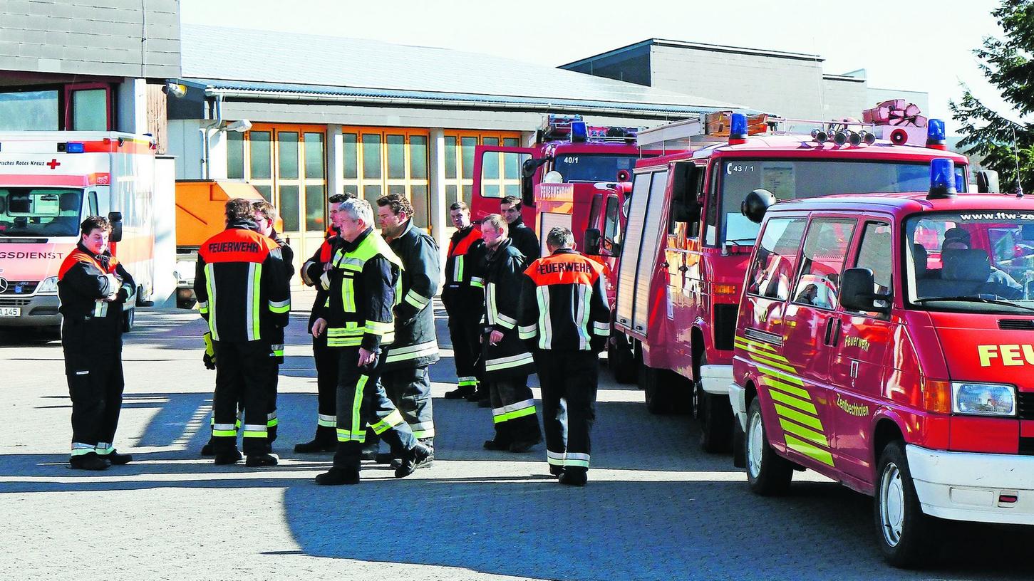 Helfer finden vermissten Mann in einem Waldstück Helfer finden vermissten Mann in einem Waldstück