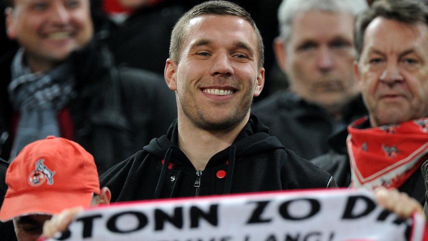 ... grinst sich Nationalspieler und Ex-Kölner Lukas Podolski, der extra aus London angereist ist, auf der Tribüne eins und freut sich über die Führung seiner Kölner.