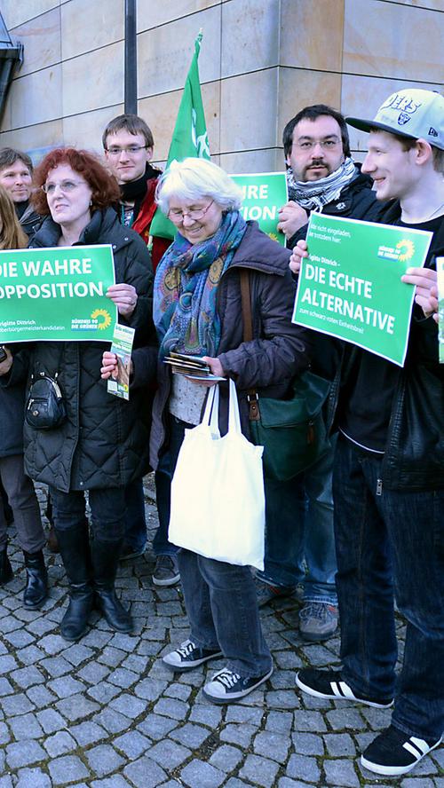 Hier präsentieren sich die Grünen mit ihrer Spitzenkandidatin Brigitte Dittrich als "echte Alternative" vor dem Eingang zur Stadthalle.