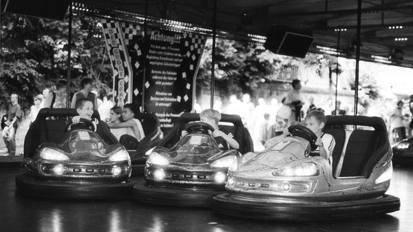 Eins bleibt über die Jahre hinweg unverändert: Kinder dürfen sich beim Autoscooter wie Erwachsene fühlen, sitzen bei cooler Musik alleine am Steuer und bremsen sich gegenseitig aus - und das gerne auch auf ruppige Art. Ein Riesenspaß.