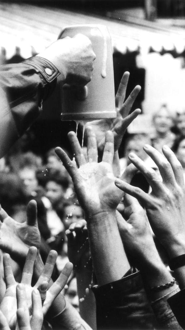 Her damit! Das erste Fass Bier wird traditionell an die durstige Menge verschenkt. Beim Kampf um Freibier...