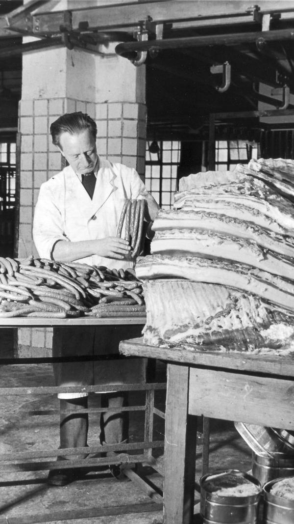 Die Bergkirchweih steht auch für kulinarischen Hochgenuss. Vor allem Fleischfreunde kamen und kommen nach wie vor auf dem Festgelände auf ihre Kosten. 1951 verarbeitete dieser Metzger 100 Schweinebäuche zu 8000 Bratwürsten.