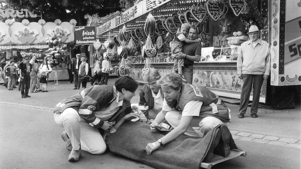 Wo so viele Menschen sind, steigt auch das Verletzungsrisiko. Das Rote Kreuz ist jedes Jahr mit mehreren Einsatzkräften vor Ort, um schnell Hilfe leisten zu können.