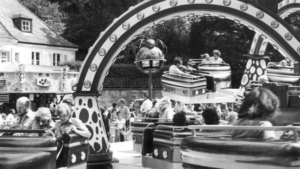 1981 überschattete ein schweres Unglück die Feierlichkeiten. In der "Spinne" (Karussell im Bild) fiel ein Mädchen aus einer offenen Gondel. Die Erlangerin kam mit schweren Gehirnverletzungen in eine Spezialklinik.