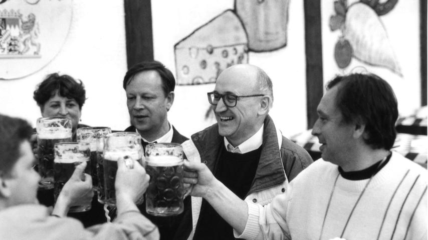 Der kommunale "Berg-Beamte" Heinz Meier (2. von rechts) genießt 1994 unabhängig von seinen dienstlichen Missionen auch die Rolle des normalen Kirchweihbesuchers, hier mit Gewinnern eines Preisausschreibens aus der russischen Partnerstadt von Erlangen, Wladimir.