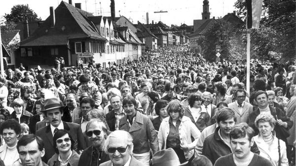 Auch in den 80er Jahren hat der Berg kein bisschen von seiner Anziehungskraft verloren. Der Schnauzbart war in der Mitte der Gesellschaft angekommen, der Hut kam dagegen langsam aber sicher aus der Mode.