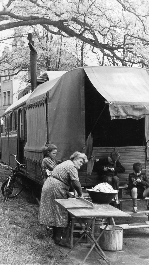 Ohne sie wäre der "Berch" nichts: die Schausteller. In der Rathsberger Straße stehen seit jeher die Wohnwagen der Artisten und Verkäufer. Diese Frau macht kurz vor dem Start der Bergkirchweih am 12. Mai 1951 noch einmal Wäsche. Man möchte ja rausgeputzt sein.