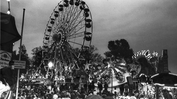 Bei Nacht bilden die unzähligen Lämpchen an den Buden und Fahrgeschäften ein Lichtermeer - inmitten der Menschenmassen kann man diesen Anblick nur kurz genießen.