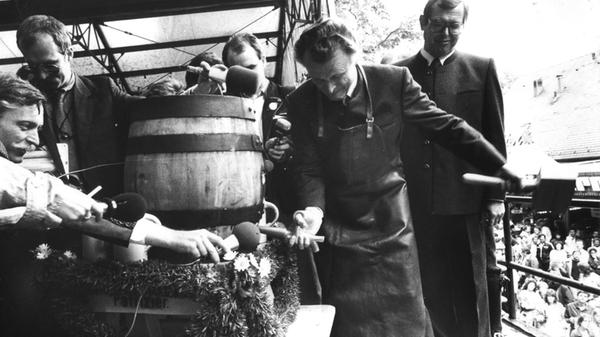 Tradition pur: Der Bieranstich durch den OB gehört zur Bergkirchweih wie das Riesenrad. Dietmar Hahlweg (SPD) war immerhin 24 Jahre lang Oberbürgermeister der Hugenottenstadt und durfte einige Fässer anstechen. Hier eröffnet er die Bergkirchweih 1987. Übrigens: Das Bier damals kostete 6,50 Mark.