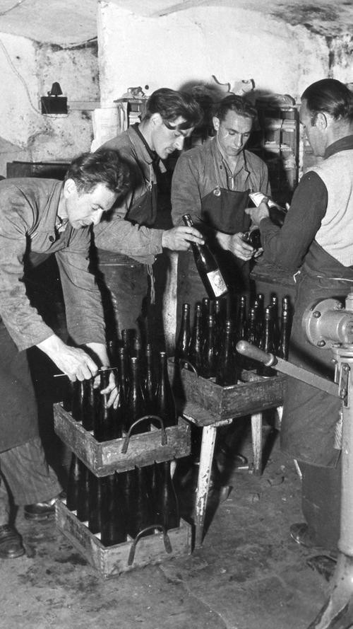 In den örtlichen Brauereien herrscht vor und während der Bergkirchweihzeit Hochbetrieb. Hier werden Flaschen mit Bier etikettiert, zugedeckt und versandfertig gemacht - ebenfalls im Jahre 1951.