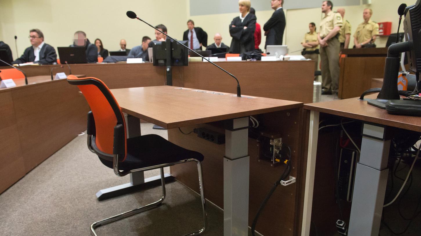 Blick in den Gerichtssaal des NSU-Prozesses. Der mutmaßliche schweizer Beschaffer der Mordwaffe will bisher nicht vor Gericht aussagen. Nun sicherte der Vorsitzende Richter ihm sicheres Geleit zu.