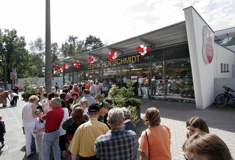 Was gibt es zu kaufen? Das gesamte Spezialitäten Sortiment: Lebkuchen, Elisenlebkuchen, Schokolebkuchen, Diätlebkuchen oder Honigkuchen. Was kann ich sparen? Das Outlet-Sortiment umfasst 2. Wahl-Artikel zu günstigeren Preisen. Zudem gibt es Preisnachlässe auf die normale Produktpalette. Besucherinnen und Besucher müssen einen Eintritt in Höhe von 5 Euro zahlen. Diese erhalten Sie jedoch in Form eines Rabattcoupons in gleicher Höhe zurück. Diese können Sie direkt im Werksverkauf einlösen. Adresse: Zollhausstr. 30, 90469 Nürnberg Öffnungszeiten: Mo-Fr: 9-18 Uhr; Sa: 9-13 Uhr