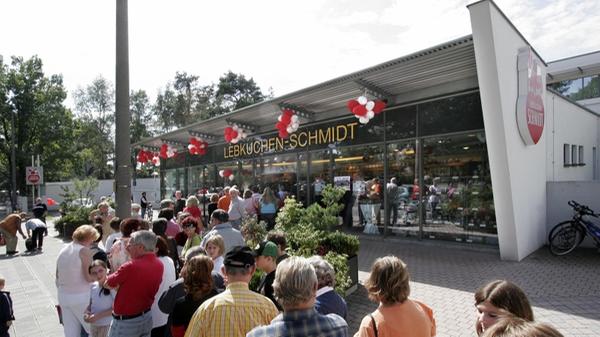Was gibt es zu kaufen? Das gesamte Spezialitäten Sortiment: Lebkuchen, Elisenlebkuchen, Schokolebkuchen, Diätlebkuchen oder Honigkuchen. Was kann ich sparen? Das Outlet-Sortiment umfasst 2. Wahl-Artikel zu günstigeren Preisen. Zudem gibt es Preisnachlässe auf die normale Produktpalette. Besucherinnen und Besucher müssen einen Eintritt in Höhe von 5 Euro zahlen. Diese erhalten Sie jedoch in Form eines Rabattcoupons in gleicher Höhe zurück. Diese können Sie direkt im Werksverkauf einlösen. Adresse: Zollhausstr. 30, 90469 Nürnberg Öffnungszeiten: Mo-Fr: 9-18 Uhr; Sa: 9-13 Uhr