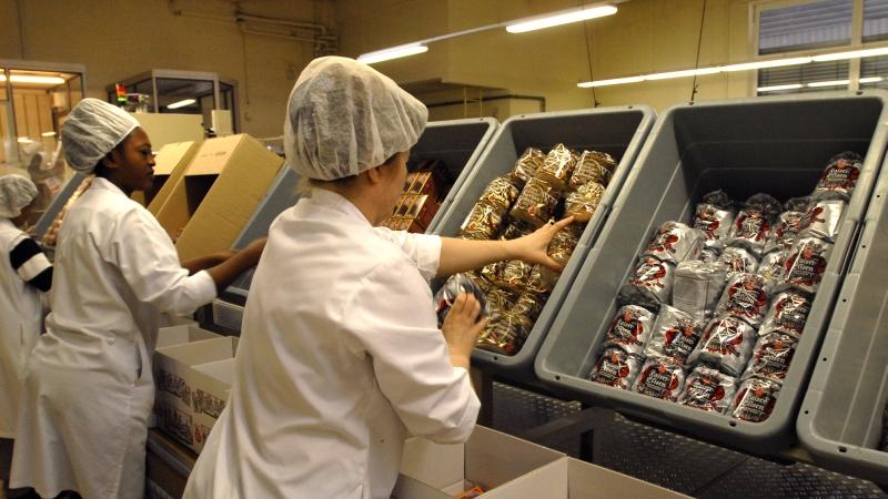 Mitarbeiter beim Verteilen der Lebkuchen für den Versand in alle Welt.