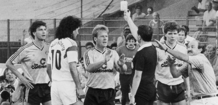 Im Mai 1989 trennen sich die Kontrahenten in Nürnberg mit einem 1:1-Untenschieden. Dortmunds Michael "Susi" Zorc bekommt in diesem Spiel die Rote Karte vorgehalten - auch wenn BVB-Trainer Horst Köppel alles versucht, um dies zu verhindern.