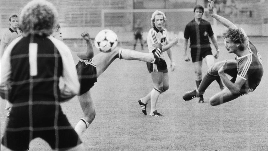 Im August 1980 kassiert der damals 19 Jahre alte BVB-Schlussmann in einem Vorbereitungsspiel sogar fünf Stück. Auch zu Beginn der 60er Jahre erdet ein schwungvoller Club die Westfalen. Es geht um nichts Geringeres als die Meisterschaft.