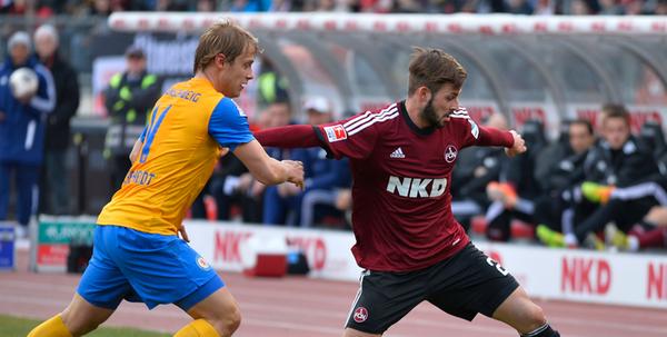 Auch Marvin Plattenhardt kam aus der eigenen Jugend, hat auf der Liste der erfolglosen Winterneuzugänge aber nichts verloren - obwohl auch seine ersten Jahre in Nürnberg schwierig verliefen. Im Schatten von Javier Pinola stehend wurde Plattenhardt immer wieder von kleineren Verletzungen und Muskelproblemen aus der Bahn geworfen und musste meist von der Bank aus zuschauen. Richtig festspielen beim FCN konnte sich der schwäbische Linksfuß erst in der Saison 2013/14, seiner letzten beim Club. Der spätere Nationalspieler und heutige Berliner stand in den meisten Partien von Beginn an auf dem Platz, legte drei Tore vor und erzielte eines per herrlichem Freistoßtreffer selbst.