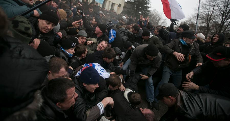 26. Februar: In der ukrainischen Hauptstadt Kiew mündeten die monatelangen Proteste auf dem Maidan in die Bildung einer Übergangsregierung und dem Sturz des Präsidenten Janukowitsch. Der Konflikt verlagert sich aber auf die Krim, als dort Befürworter und Gegner einer Annäherung an Russland aneinander geraten.