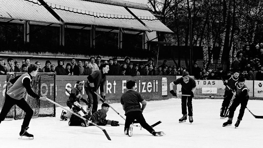 Getümmel vor einem Tor beim Eishockeyendspiel zwischen den Mannschaften aus der Bismarckstraße und vom Heroldsberger Weg. Der Torwart hat sich mutig den Spielern entgegengeworfen. Hier geht es zum Artikel: "Kleine Asse flitzten über das Eis"