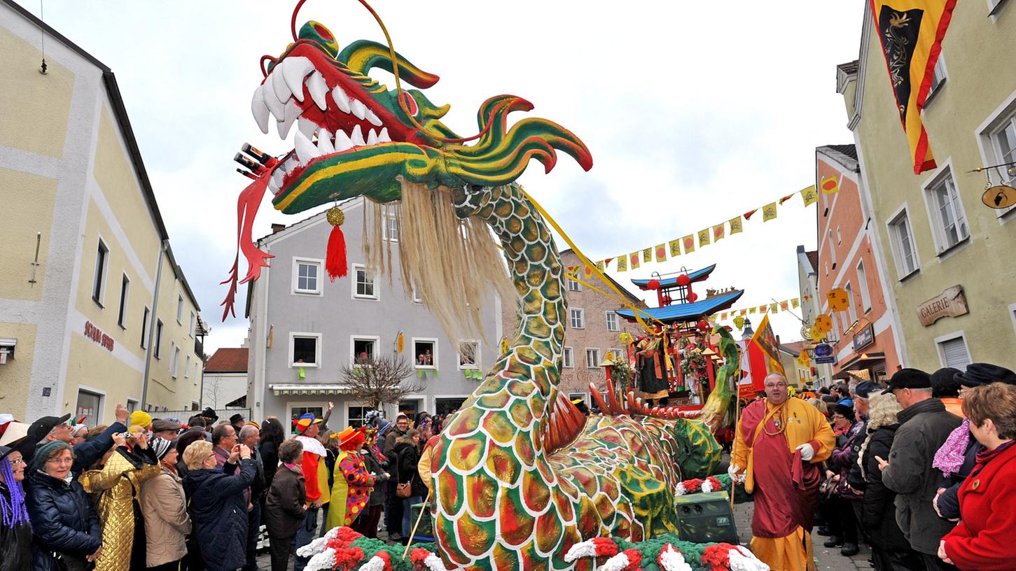 In diesem Jahr hätte zum ersten Mal eine Gruppe gebürtiger Chinesen beim Festzug mit dabeisein sollen. Die Gruppe hat aber nun abgesagt. Der Drache ist aber sicher wieder dabei.