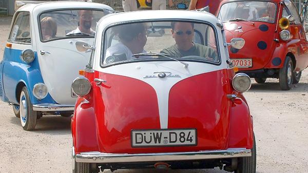 Ihren rundlichen Formen verdankt die BMW Isetta den liebevollen Spitznamen "Knutschkugel". Im Vergleich zum Leistungsangebot des heutigen BMW-Modellprogramms mag man kaum glauben, dass ihr Motor mit 12 bis 14 PS auskommen musste. Das sympatische Kultmobil war ursprünglich eine Entwicklung eines italienischen Motorrad- und Kühlschrank-Herstellers und wurde von BMW nur in Lizenz gebaut.