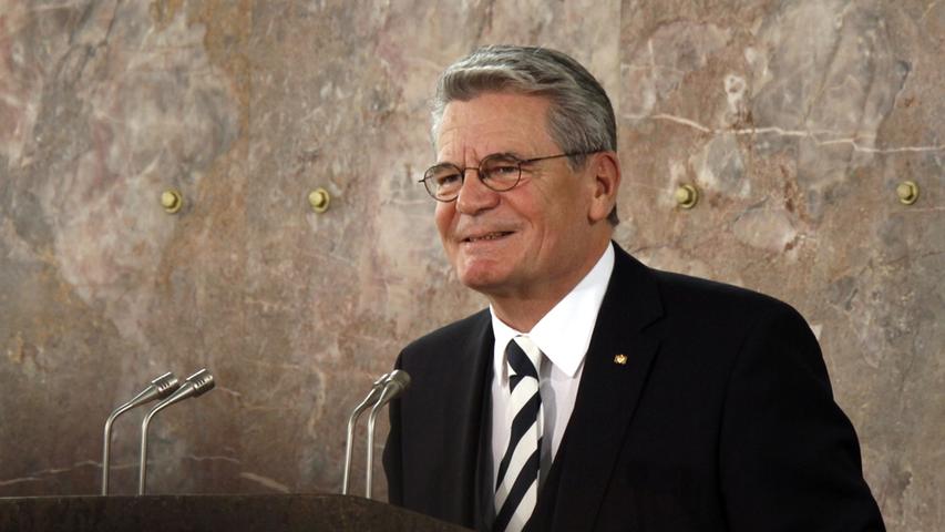 Bundespräsident Joachim Gauck äußert nach den US-Wahlen die Hoffnung, dass der neue US-Präsident Donald Trump in die Tradition des transatlantischen Miteinanders eintritt. "Dieses Miteinander ist ja nicht nur auf Interessen gegründet, sondern auf universelle Werte", sagt Gauck am Rande einer Gedenkstunde für die Opfer der Pogromnacht 1938 in Cottbus.