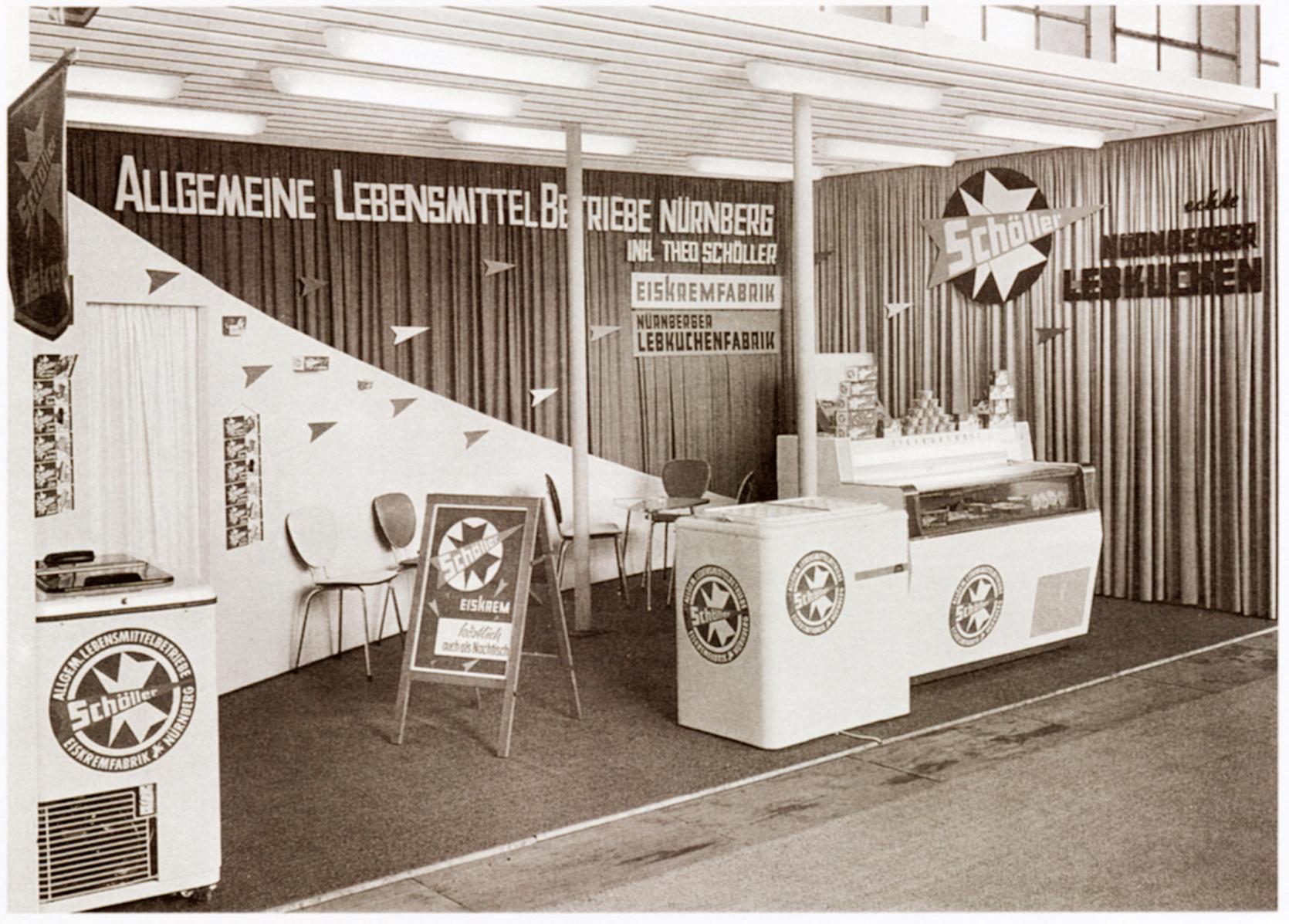 "Kinder, wenn ihr euch je einmal selbstständig machen solltet, dann wählt ein ,fressendes Geschäft‘, denn essen müssen die Leute immer", riet Theo Schöllers Mutter einst: Ein Ratschlag, den ihr Sohn ganz und gar verinnerlicht hatte. Unser Bild zeigt den Schöller-Stand auf der "Kulinaria" in Berlin in den 1960er Jahren.