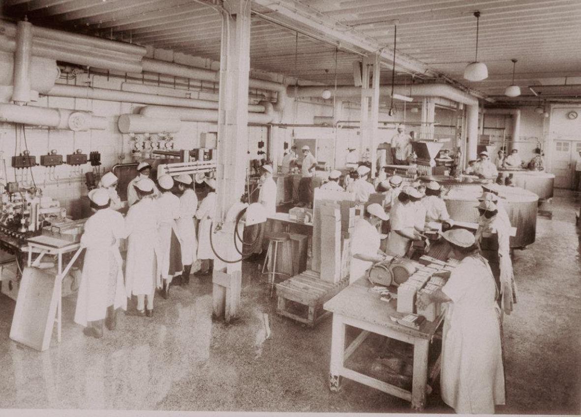 Eisproduktion bei Schöller: So sah sie Ende der 1950er Jahre aus. Wo heute vollautomatisierte Maschinen stehen, wurde damals das Eis am Stiel noch handgefertigt.