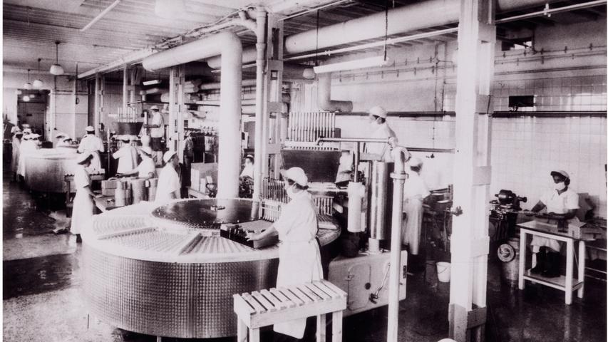 Bereits 1937 lief das Geschäft glänzend. Nach dem Zweiten Weltkrieg startete Schöller erneut durch: An der Bucher Straße entstand das immer weiter wachsende Firmen-Areal.