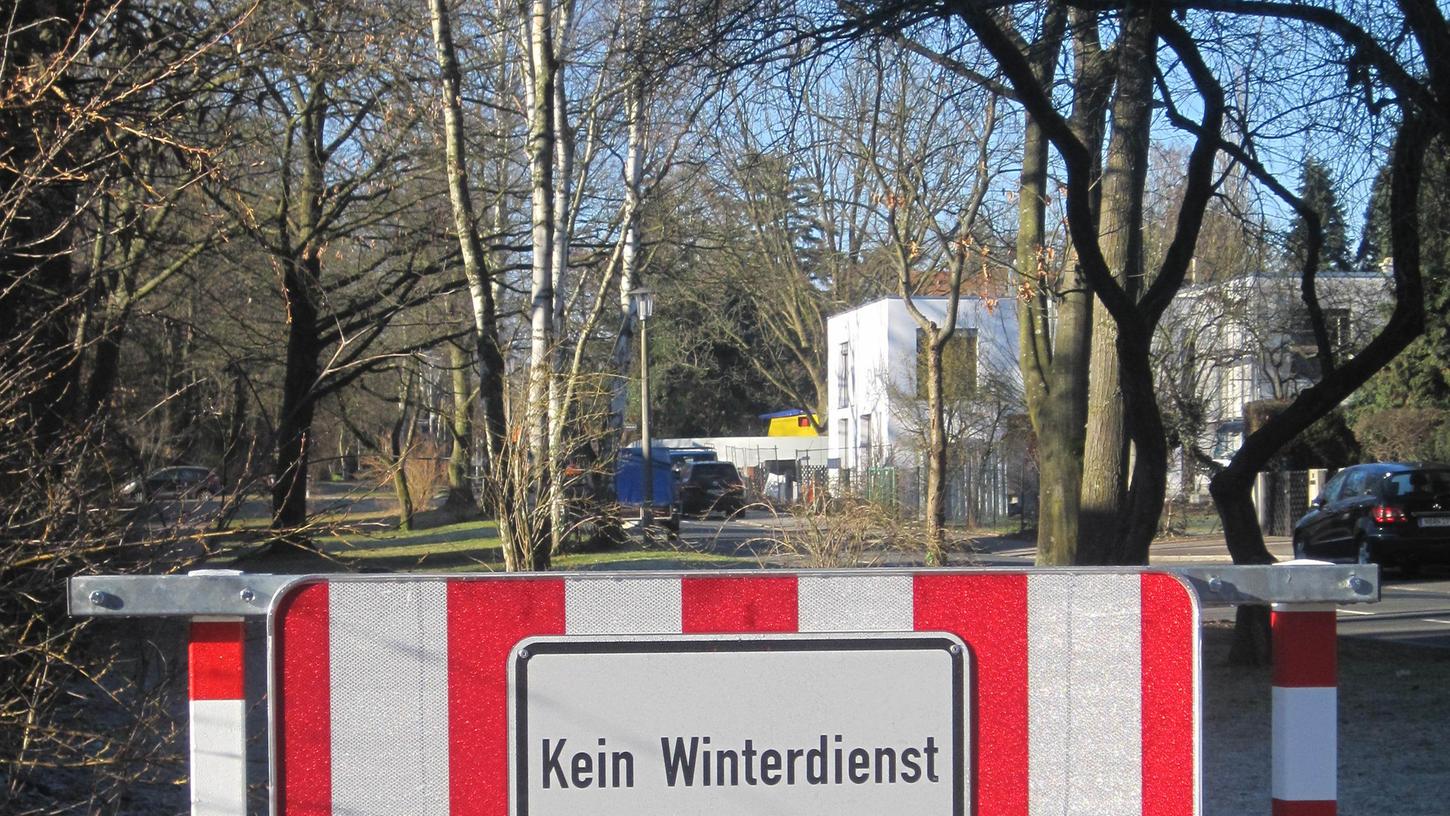 Sör blockierte Gehwege in Nürnberg mit Hinweisschildern
