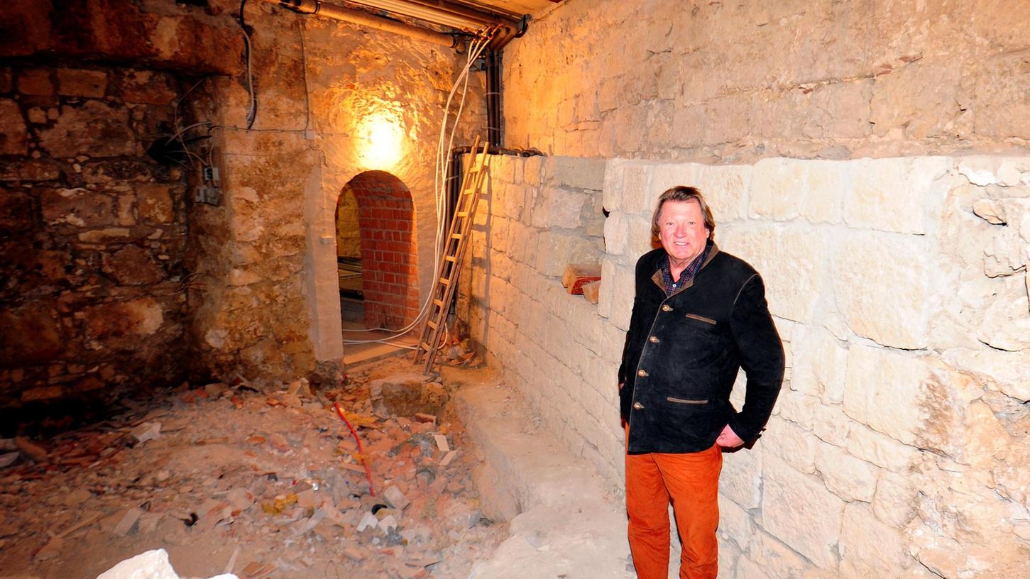 Uwe Andersen hat zwar schon viel geschafft. Bis in der Burg aber die ersten Hotelgäste wohnen können, wird es noch etwas dauern. Uwe Andersen hat zwar schon viel geschafft. Bis in der Burg aber die ersten Hotelgäste wohnen können, wird es noch etwas dauern.