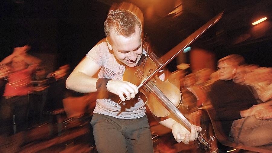 Alte Bekannte: Die Gruppe Klezmafour aus Polen hat dieses Mal die Ehre, das Abschlusskonzert des Festivals im Stadttheater zu bestreiten. Archivfotos: Hans-Joachim Winckler Alte Bekannte: Die Gruppe Klezmafour aus Polen hat dieses Mal die Ehre, das Abschlusskonzert des Festivals im Stadttheater zu bestreiten. Archivfotos: Hans-Joachim Winckler