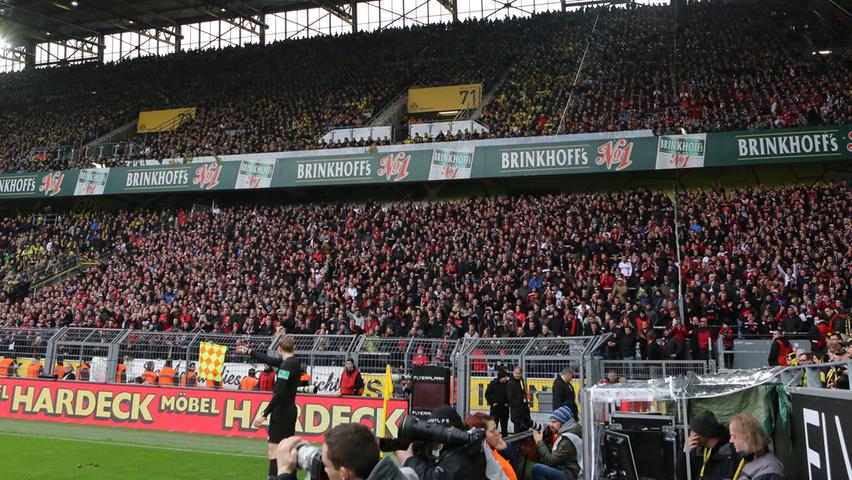 Auch im Nürnberger Fanblock geht es ungewohnt trist zu. Die Ultras bleiben draußen, weil die Polizei vor dem Spiel 21 Fans verhaftet hat.