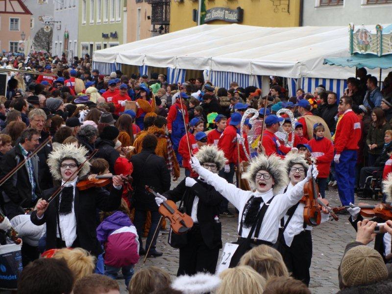 Gaudiwurm Durch Berching | Nordbayern