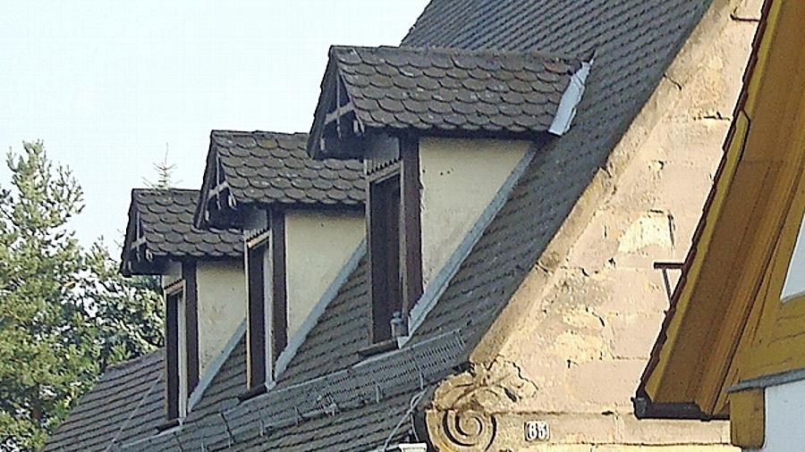Vorher, nachher: Die schönen Sandsteinschnecken, das Erdgeschoss und der Giebel des Bauernhauses sind eingepackt worden. Vorher, nachher: Die schönen Sandsteinschnecken, das Erdgeschoss und der Giebel des Bauernhauses sind eingepackt worden.