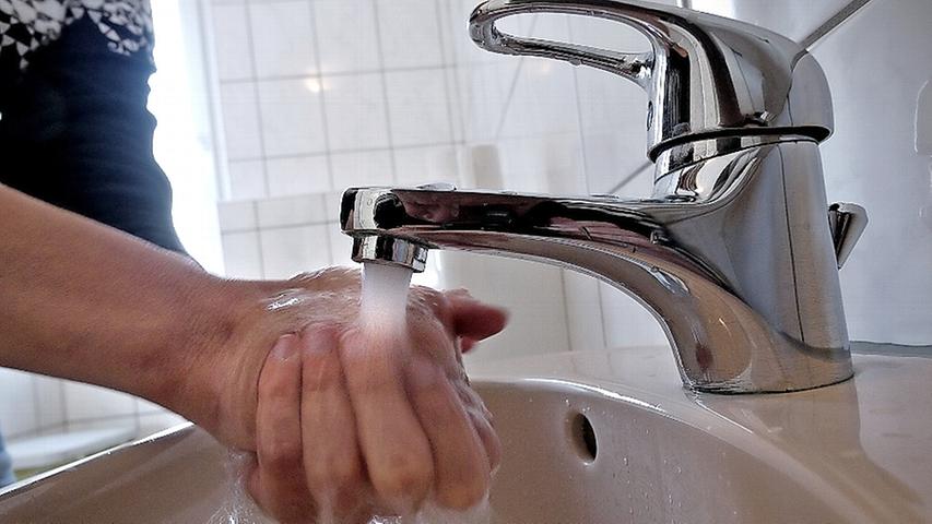 Einfach, aber wirksam: Die WHO empfiehlt, sich regelmäßig und gründlich die Hände zu waschen - mit Wasser und Seife und das mindestens für 20 Sekunden. Möglich ist auch, sich die Hände mit einem Händedesinfektionsmittel auf Alkoholbasis zu reinigen. Dadurch werden Viren, die sich auf den Händen befinden können, abgetötet.